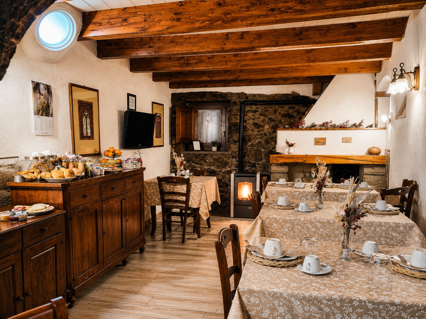 Sala colazione con tavola apparecchiata